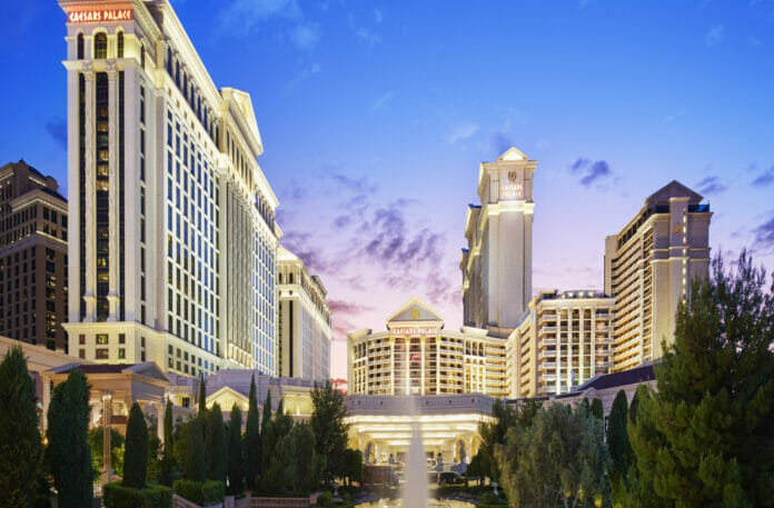 Hombre armado se atrincheró junto a mujer en el Caesars Palace de Las Vegas