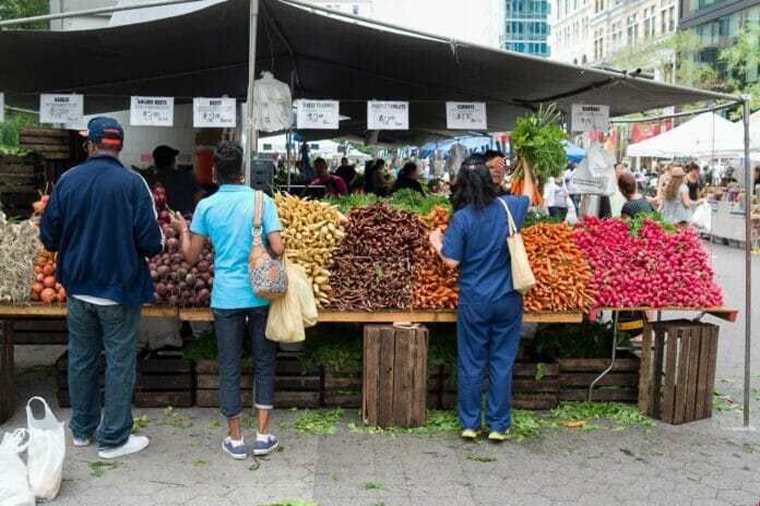 Dominicanos comercializan frutas, ropa y comida para ganarse la vida en Manhattan