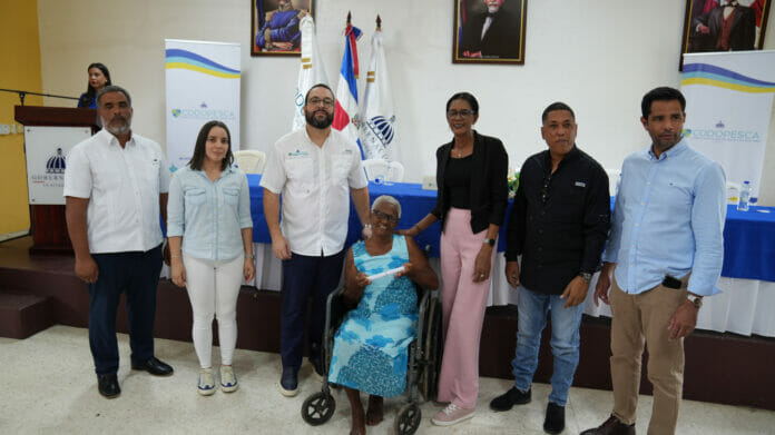 Gobierno entrega pensiones a 62 pescadores de La Altagracia