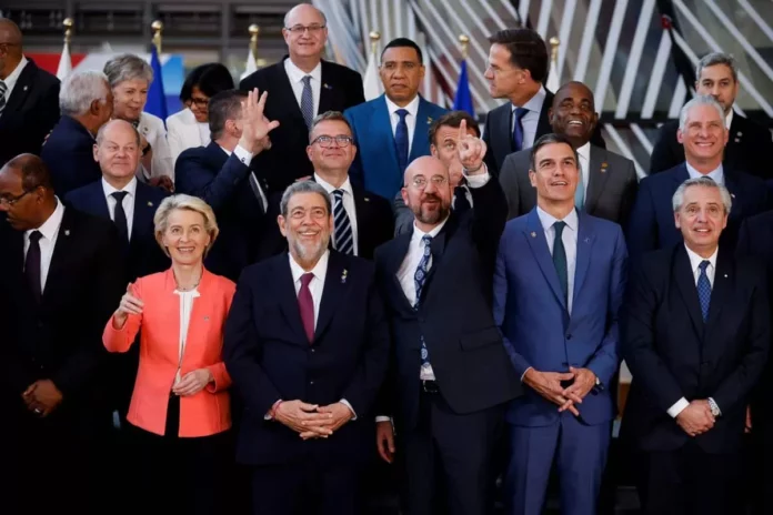líderes de Latinoamérica dejaron clara su intención de fortalecer los lazos entre los dos continentes, destacando los valores comunes de ambos territorios en la Cumbre UE-CELAC (Comunidad de Estados Latinoamericanos y Caribeños), que inició este lunes en Bruselas.