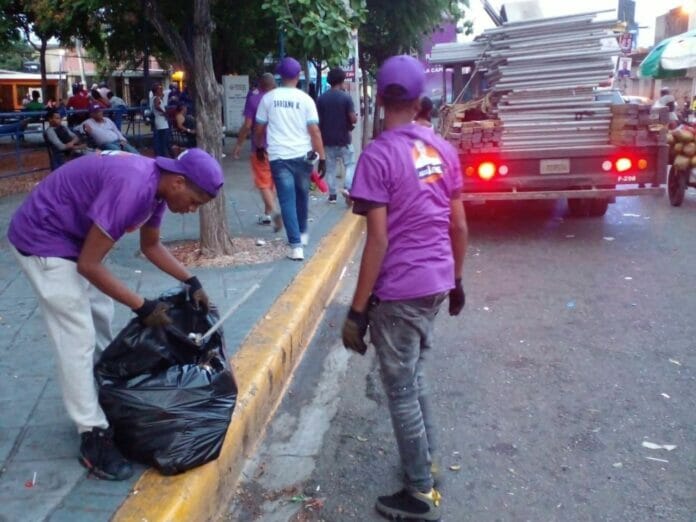 PLD recoge basura generada en Marcha de la Esperanza