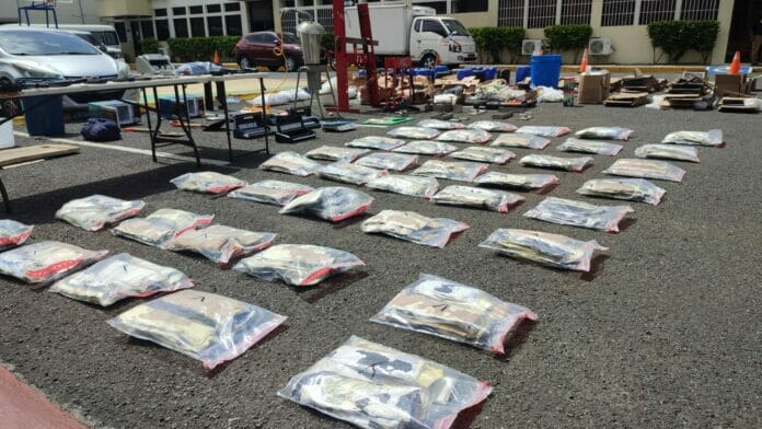 Desmantelan red camuflaba sustancias en cajas; ocupan 392 láminas de presunta cocaína