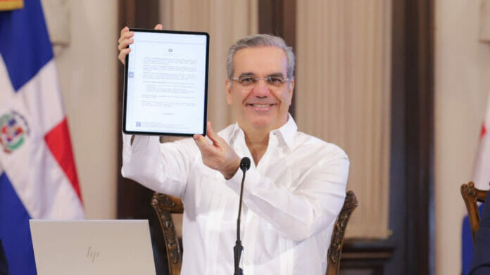 Abinader firma primer decreto de manera digital