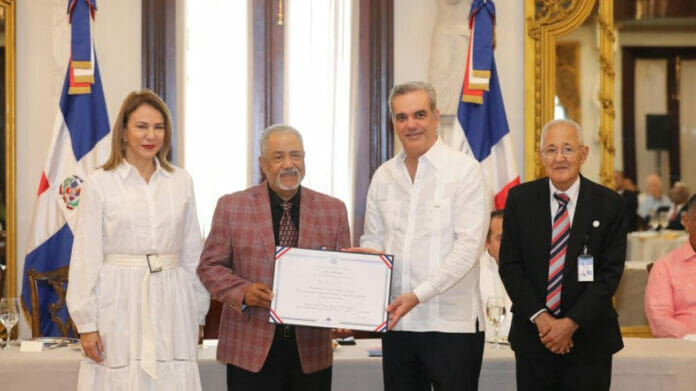 Abinader impone Medalla Presidencial al Mérito Civil a 8 músicos típicos