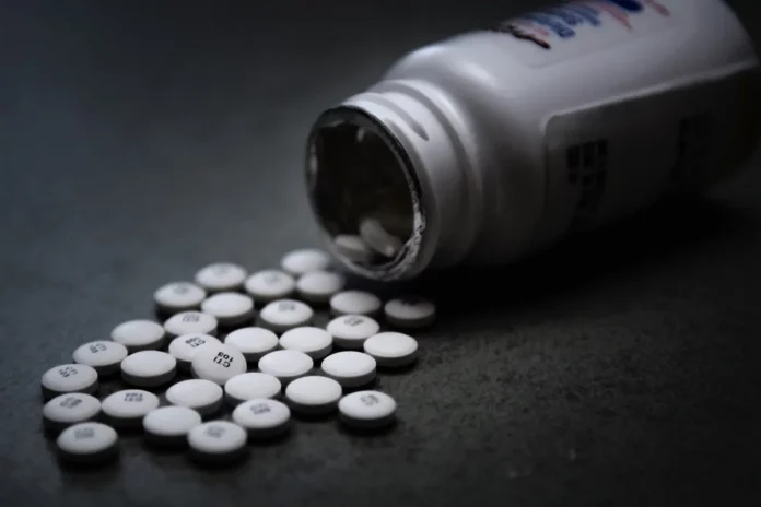 Detienen a joven en Texas con miles de pastillas de fentanilo ocultas en microondas