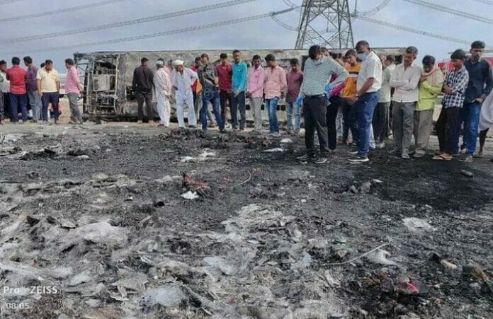 Al menos 25 muertos, tres de ellos niños, tras incendio de autobús en India