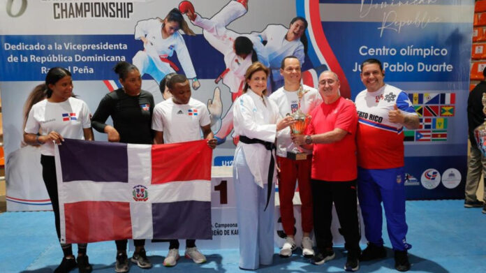 Raquel Peña entrega a RD la Copa de campeón del Sexto Torneo Caribeño de Karate