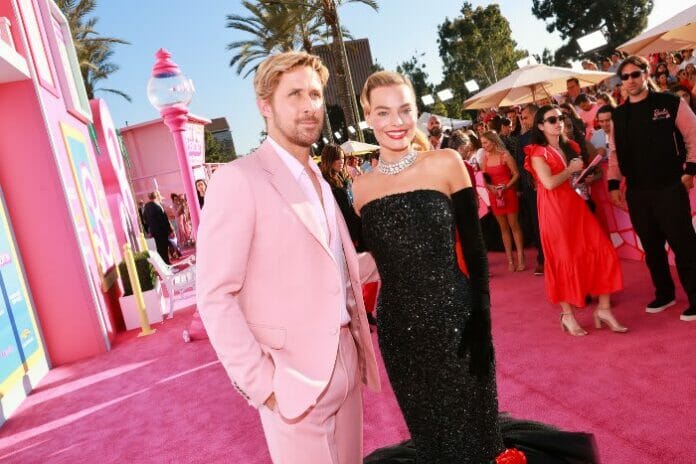 Famosos deslumbran en la alfombra rosa de Barbie en Los Ángeles
