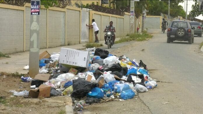 Residentes de Los Alcarrizos arremeten contra síndico por cúmulo de basura