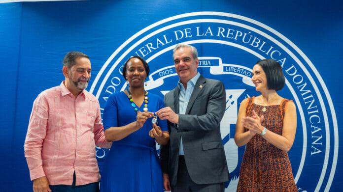Abinader entrega 30 apartamentos a familias de la diáspora dominicana