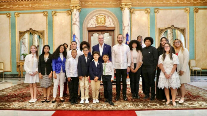 Abinader recibe estudiantes meritorios hijos de dominicanos en el exterior