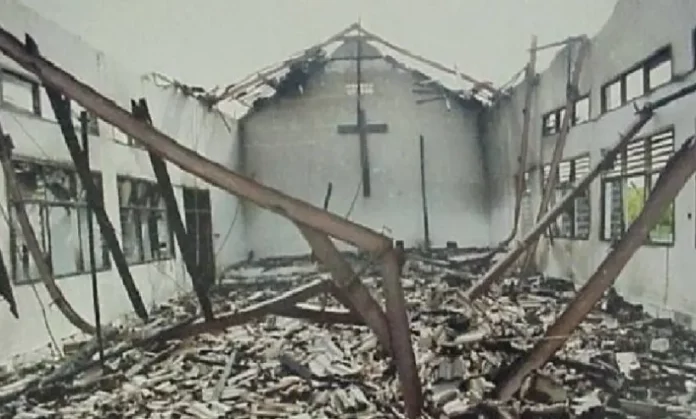 Incendian iglesias en Pakistán por supuesta blasfemia contra el Corán