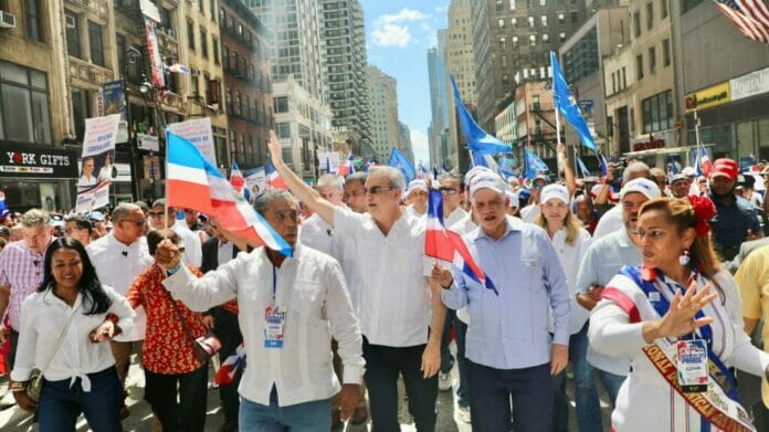 Abinader desfila en Nueva York junto a miles de dominicanos