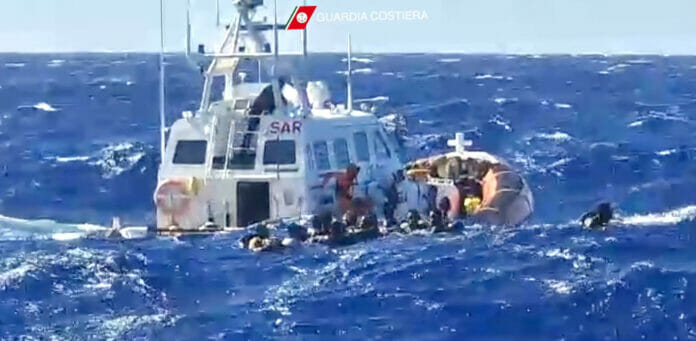 Al menos 41 migrantes mueren en un naufragio