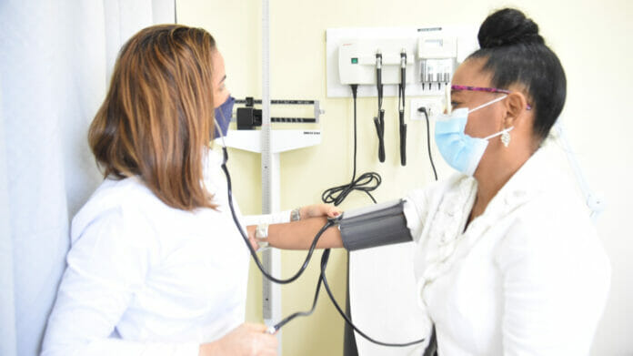 Servicio Nacional de Salud destaca rol de médicos Red Pública de Salud
