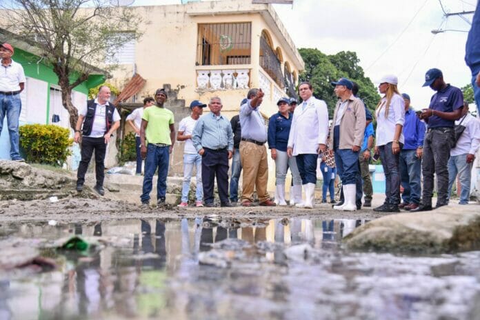 Ministro de Salud encabeza recorrido en zona afectada por inundación