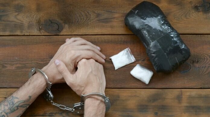 Policía apresa a hombre por posesión de drogas