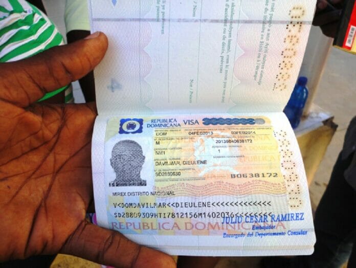 Califican como escándalo entrega de 27 mil visas a haitianos en dos meses