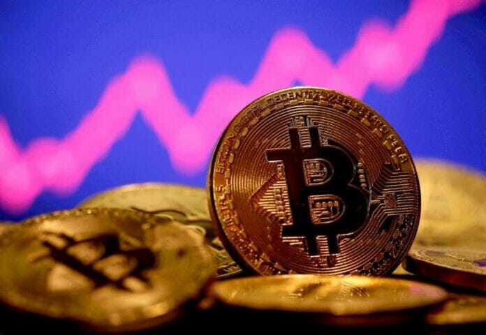 Bitcoin se desploma 8% y llega a un precio mínimo en tres meses