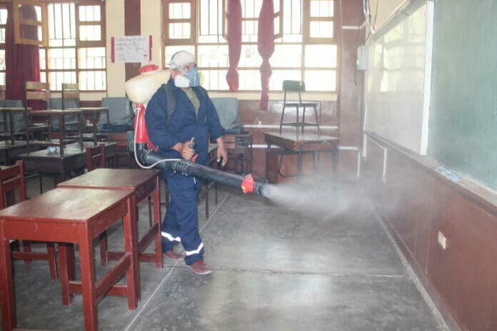 Fumigaran escuelas para prevenir brotes del dengue