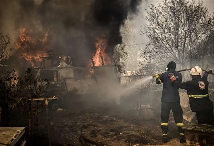 Más de 500 bomberos luchan incendios forestales en Grecia