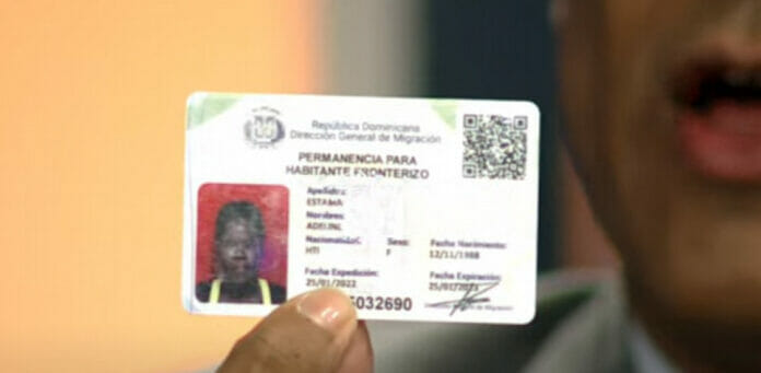 Apresan hombre se hacía pasar como agente de Migración para comercializar carnets falsos