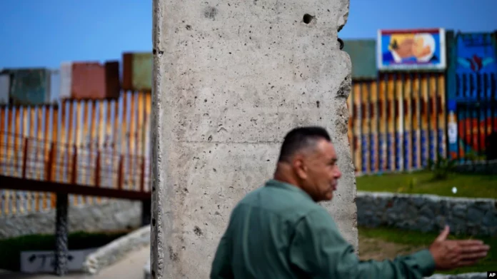 México coloca pedazos del muro de Berlín cerca de la frontera con EEUU