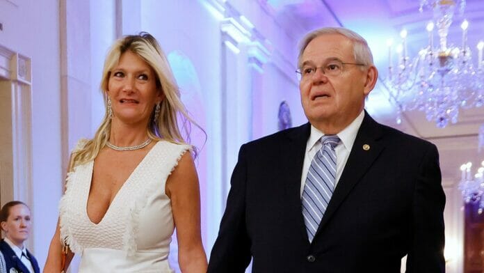 El senador demócrata Bob Menéndez y esposa enfrentan acusación federal por cargos de soborno