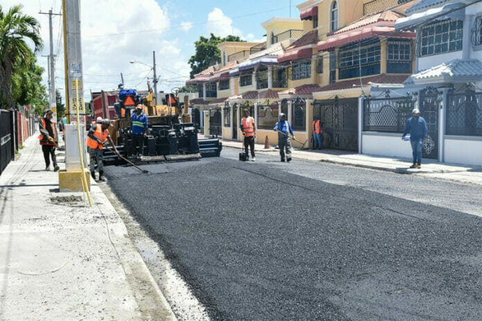 MOPC desarrolla programa de asfaltado y construcción de aceras y contenes en Santo Domingo Este