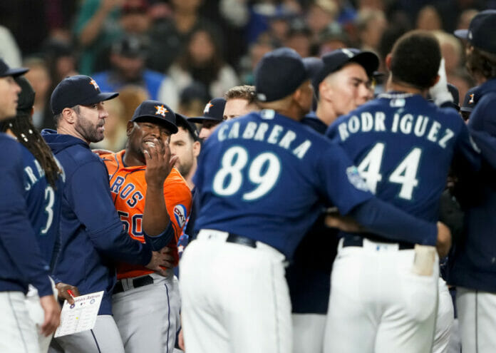 “Se calienta el juego” Héctor Neris le grita a Julio Rodríguez después de poncharlo