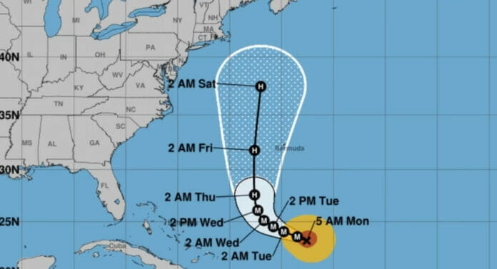 Huracán Lee mantiene su paso por el norte del Caribe algo debilitado