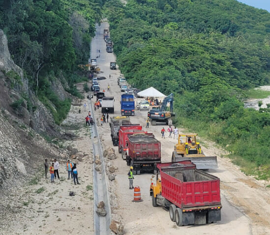 MOPC anuncia tránsito controlado en carretera Barahona-Enriquillo debido a trabajos por derrumbes