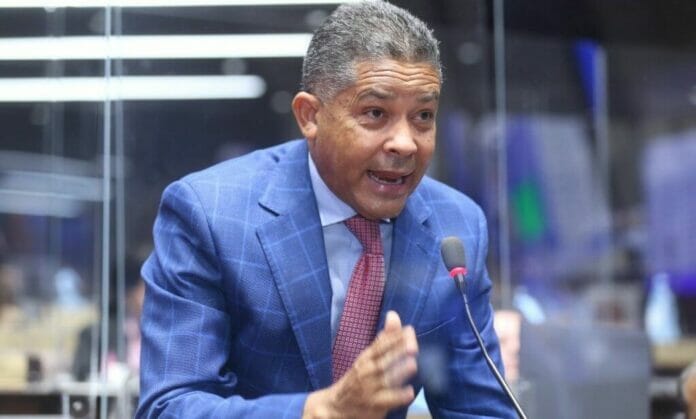 Diputado Cedeño advierte Ley de Extención de Dominio 