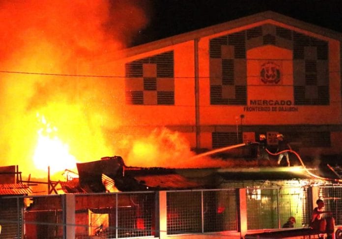 Haitianos afectados por incendio en mercado fronterizo esperan compensación del gobierno dominicano