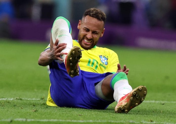 Neymar Jr abandona partido de Brasil llorando por lesión en rodilla
