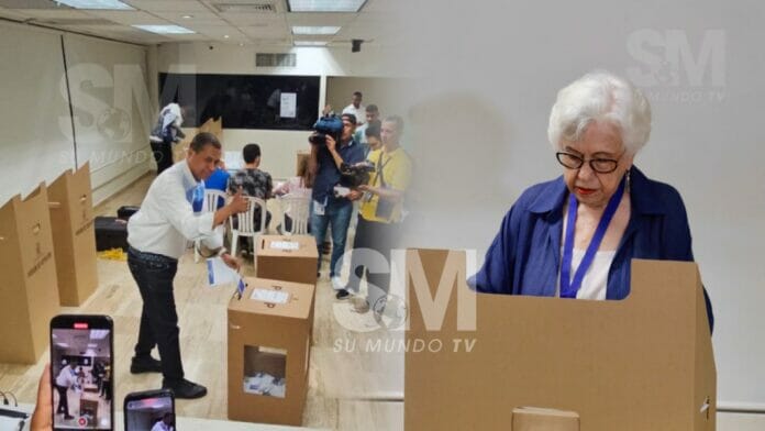Guido Gómez Mazara y altos dirigentes del PRM  votan en primarias