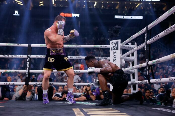 Canelo Alvarez arrolla a Charlo y retiene sus títulos de peso supermediano