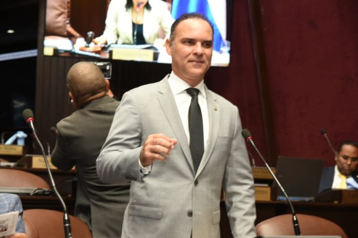 Diputado busca regular el cambio de libros de textos en colegios y escuelas