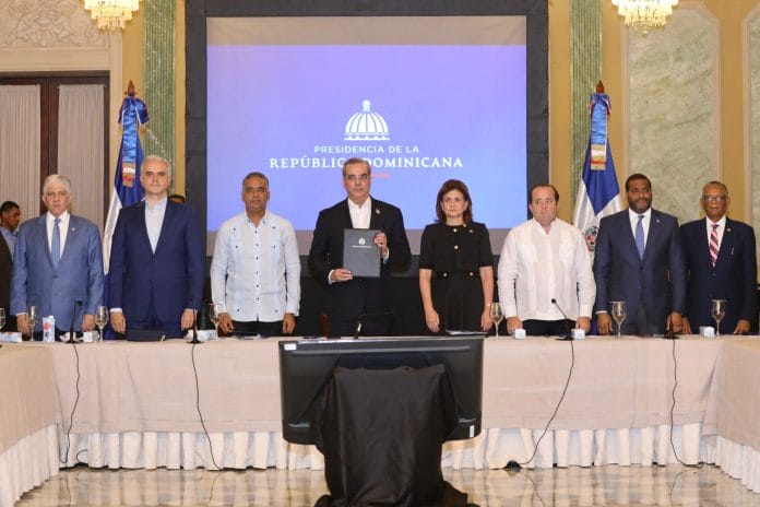 Gobierno firma Pacto Nacional para enfrentar situación de Haití