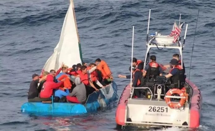 14 migrantes detenidos en una embarcación cerca de la costa oeste de Puerto Rico