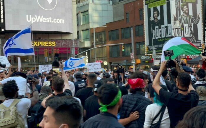 Grupos pro-Israel y pro-Palestina se enfrentan en Times Square, NY