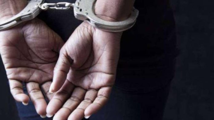 Detienen mujer que habría quemado manos a su hijo de cuatro años en La Vega