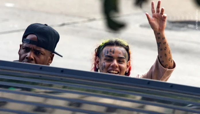 ¡Es oficial! Tekashi sale de la cárcel abarrotado de gente