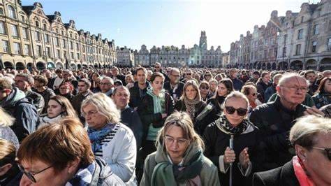 Francia | Arras rinde homenaje al profesor apuñalado en un colegio