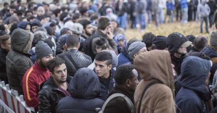 Italia construirá en Albania centros para deportar inmigrantes