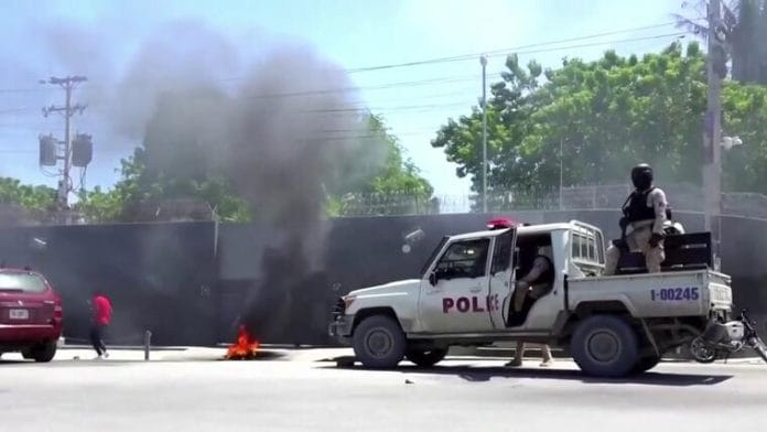 Policía haitiana rescata a mujeres y niños rehenes de una banda armada en Haití