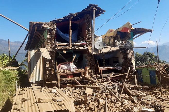Sismo de 5,6 sacude Nepal y deja 143 muertos