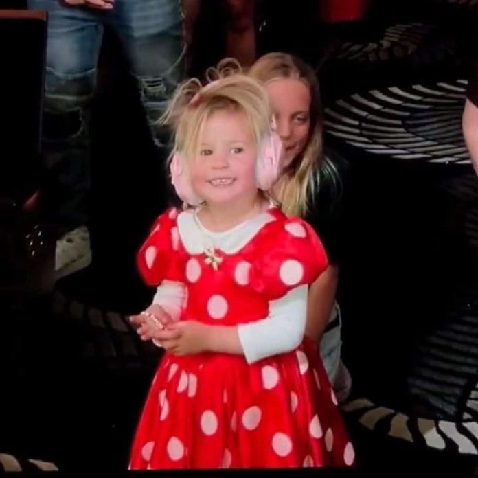 Katy Perry presenta por primera vez a su hija en concierto