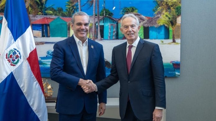 Abinader recibe ex primer ministro británico, Tony Blair