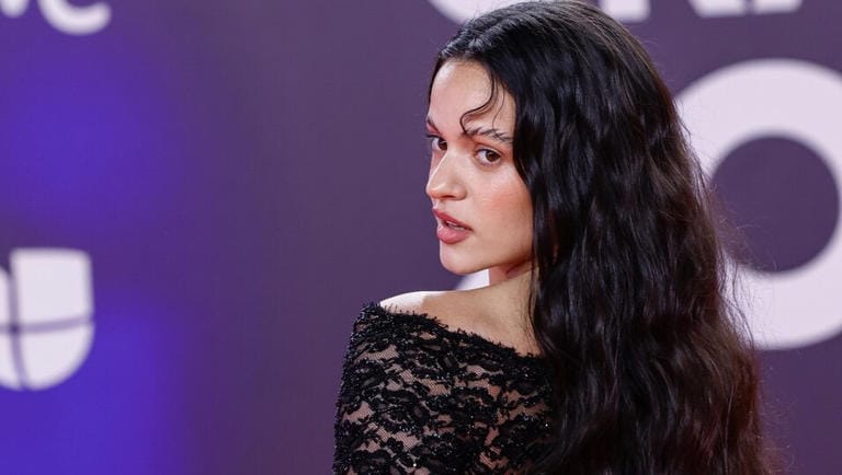 Rosalía canta 'Se nos rompió el amor' delante de Rauw Alejandro en los Grammy Latinos 2023